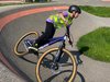 Un bambino su una bicicletta tra le curve del pump track