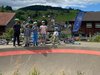 Un gruppo di bambini su un pump track con le proprie biciclette