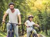 Un padre e un figlio vanno in bicicletta