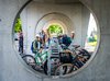 Degli studenti mettono il lucchetto alle loro biciclette nel parcheggio