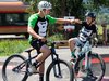 Due bambini si danno il cinque ai margini del pump track appena completato