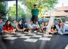 Un insegnante ascolta con la sua classe uno specialista
