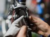 Un ragazzo pulisce la sua bicicletta con uno straccio
