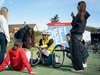 Un gruppo di ragazzi percorre una postazione di DEFI VELO