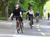 Schülerinnen auf dem Velo, auf dem Velo-Fahrstreifen. Sie biegen rechts ab.