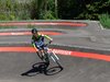 Un bambino attraversa il pump track