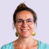 Ritratto di Anne Bernasconi. Sorride amichevolmente all’obiettivo e attende con piacere le domande.