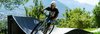 Una ragazza attraversa il pump track in bicicletta
