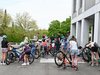 Viele Schüler auf dem Schulareal mit ihren Velos - einige kontrollieren ihre Velos.