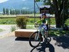 Un ragazzo si prepara a partire con la sua bicicletta