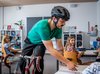 Un insegnante indossa un casco da bicicletta per illustrare il tema davanti alla sua classe