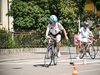 Diversi bambini fanno uno slalom lungo la gincana