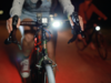 Uno studente va in bici al buio in sicurezza